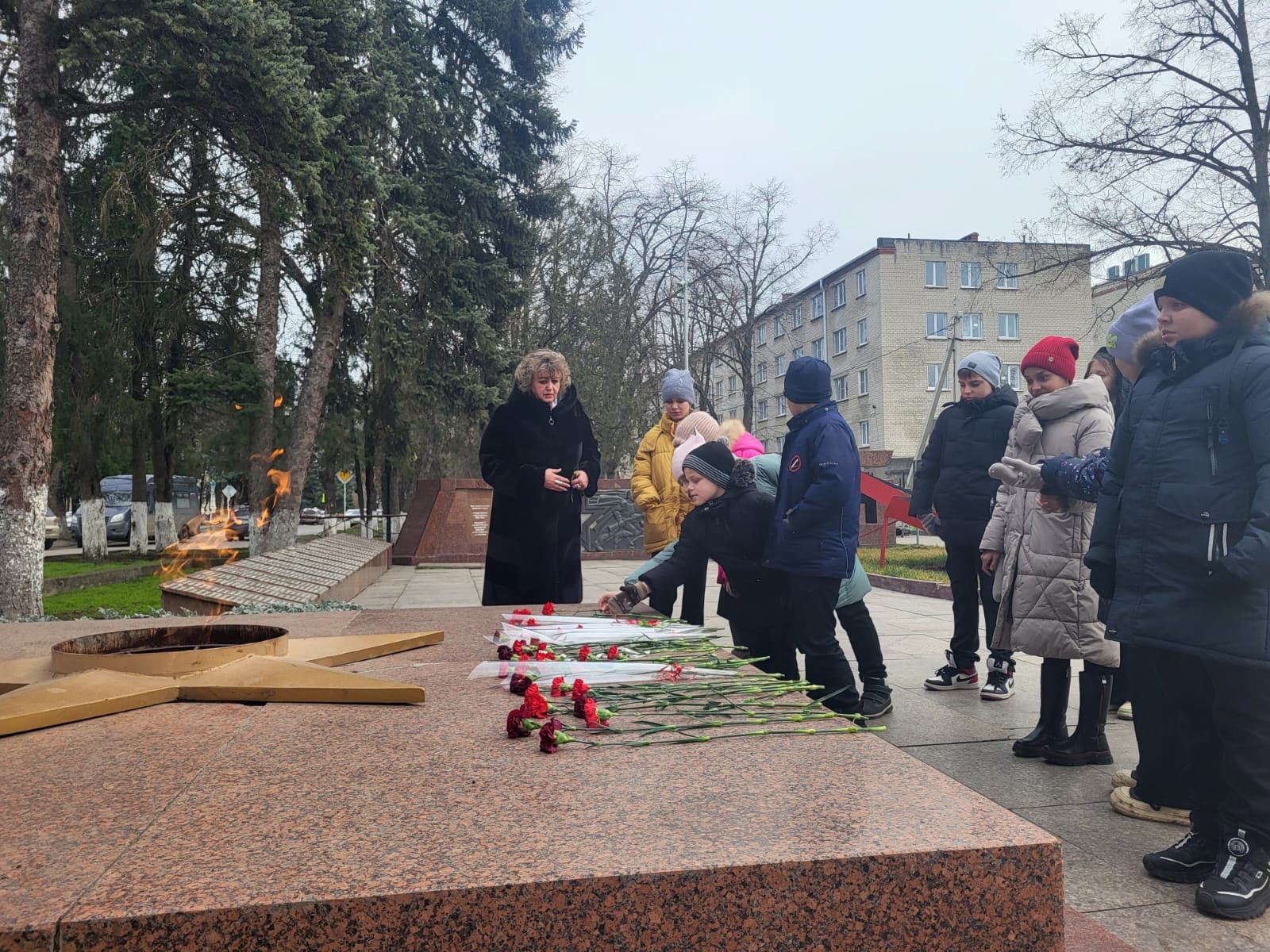 Возложение цветов к Мемориалу «Огонь вечной Славы».